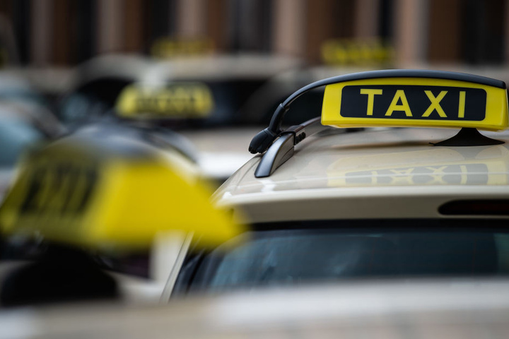 Ein Taxifahrer soll in Zwickau einen Fahrgast angefahren haben. (Symbolbild)