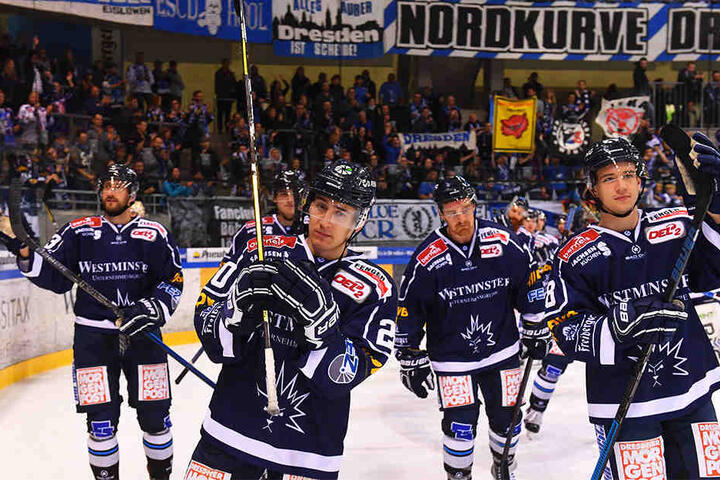 Am Freitag feierten die Eislöwen-Spieler mit ihren Anhänger nach dem 5:3 den Sieg der Moral in Deggendorf. Legen sie heute daheim nach?
