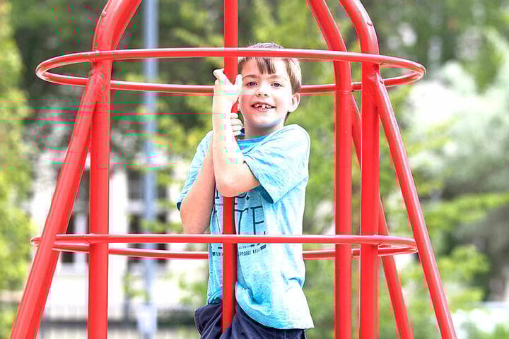 Kevin (10) nimmt den neuen „alten“ Spieplatz an der Aachener Straße in Trachau
gerne in Beschlag.
