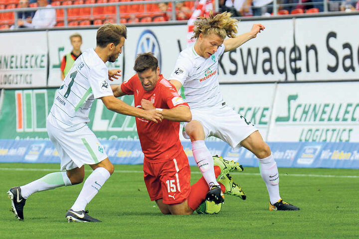 Englische Wochen kosten Kraft - da kann man
als 34-Jähriger wie Ronny König (M.) schon
mal in die Knie gehen.