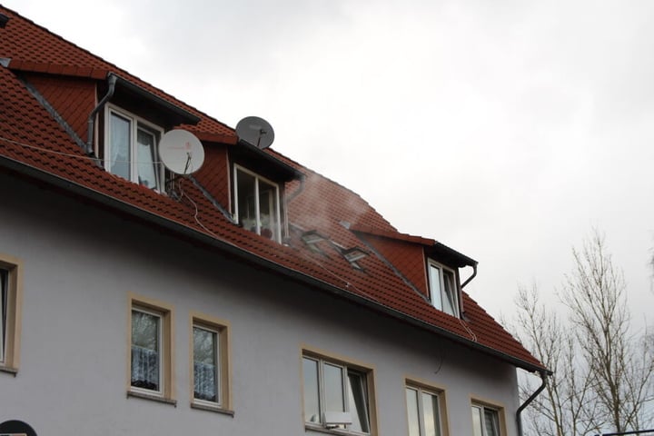 Der Rauch drang aus dem Fenster, eine Nachbarin bemerkte dies und rief die Feuerwehr.
