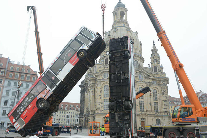 Der zweite Bus wird zur Frauenkirche geliefert und aufgestellt.