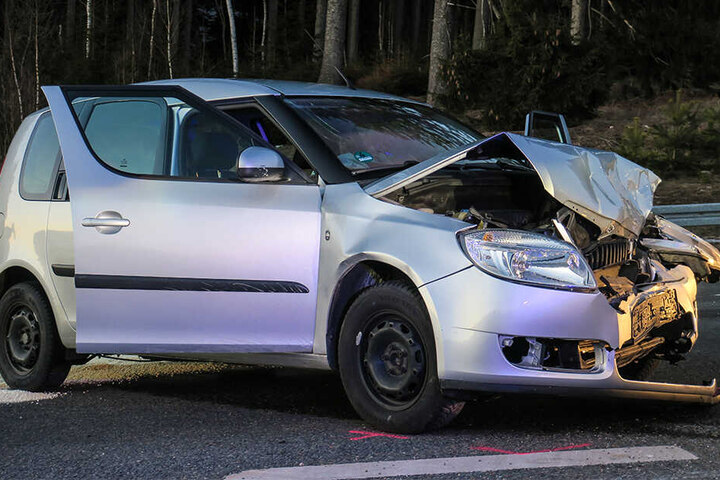 Die Fahrerin des Skodas kam verletzt ins Krankenhaus.