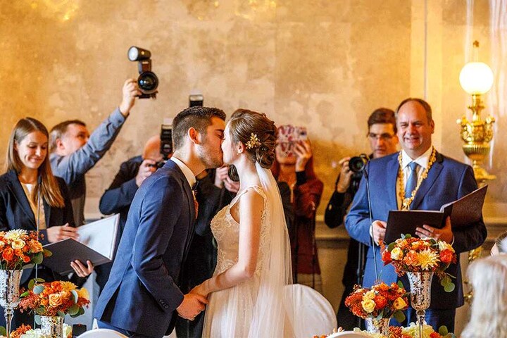 Nach dem "Ja"-Wort durfte Klaas seine Christina endlich küssen. Oberbürgermeister Dirk Hilbert (47, FDP) durfte die beiden zwar nicht verheiraten, hielt aber die Traurede.
