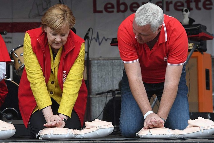 Übte vor Kurzem die Wiederbelebung: Bundeskanzlerin Angela Merkel (63, CDU).