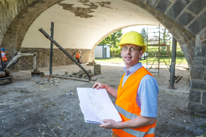 Andreas Gruner (32), Abteilungsleiter für Brücken- und Ingenieurbauwerke, vor
den Kasematten.