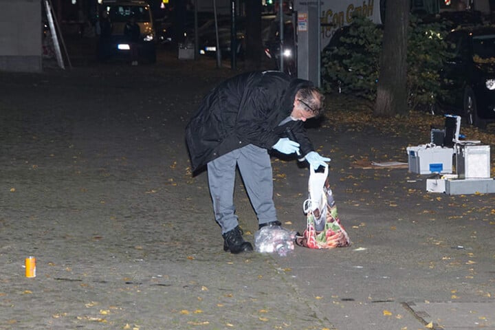 Ein Beamter sichert vor Ort Spuren und Beweismittel.