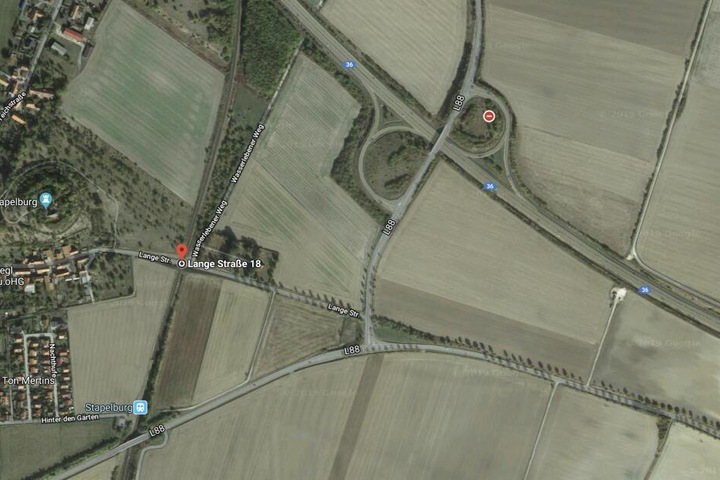 An der Eisenbahnbrücke in der Langen Straße in Stapelburg blieb der Transporter stecken.
