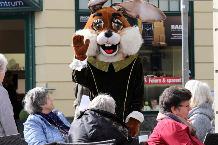 Der Osterhase wird mit den Besuchern auf Eiersuche gehen.