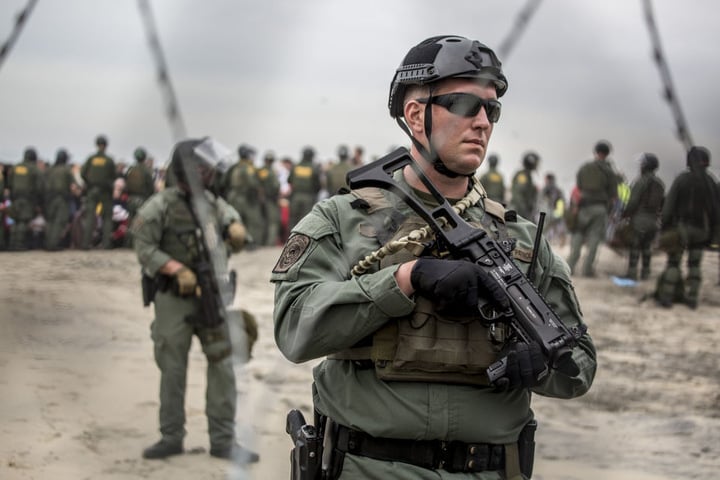 US-Sicherheitskräfte bewachen den Grenzzaun zwischen Mexiko und USA während eines Protests gegen die US-Migratinspolitik. Nun wurde ein Mädchen festgenommen, das wenig später starb.