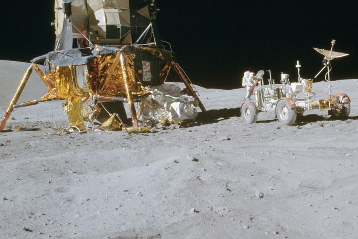 Apollo 16 hatte ein eigenes Auto dabei. Es wurde auf dem Mond zurückgelassen, konnte damals aber die Reichweite der Astronauten erweitern.