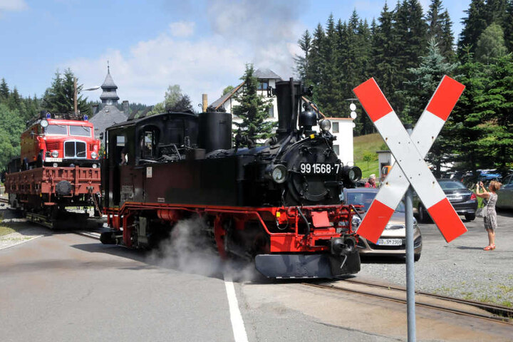 Feuerwehr im Huckepack: Bei der Pressnitztalbahn steigt bis Sonntag das 12. Oldtimertreffen. Gestern rollten die Güterzüge.