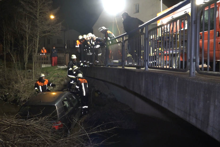 Nachdem die Frau von einem Ersthelfer aus dem Auto befreit wurde, bargen die Einsatzkräfte das Auto.