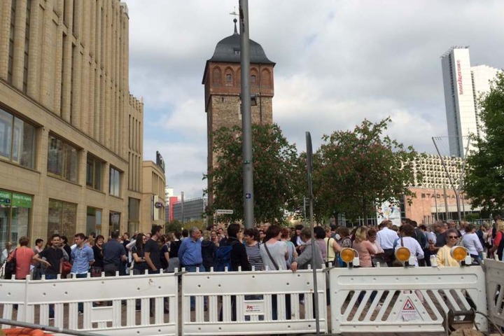 Die Evakuierten warten vor der Galerie Roter Turm.
