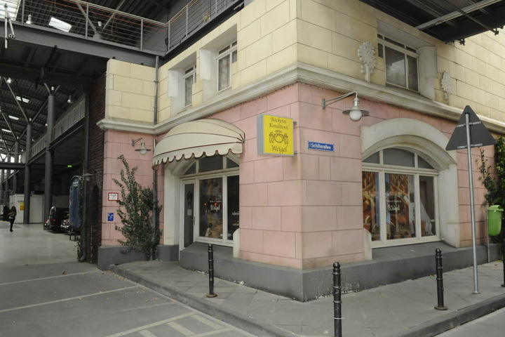 Blick auf eine Außenkulisse in Köln der RTL-Soap "Unter uns" mit der Bäckerei Weigel (Archivbild)