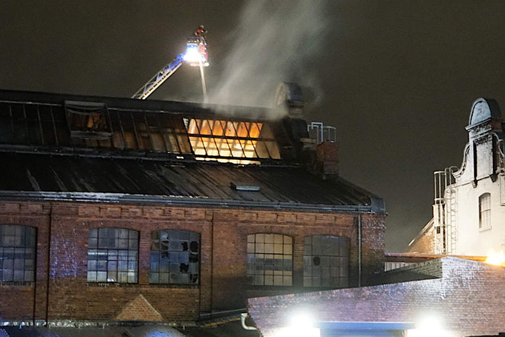 Über eine lange Drehleiter muss die Feuerwehr den Brand löschen.