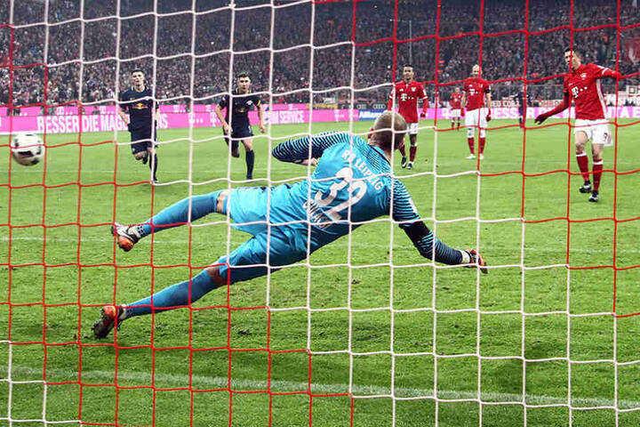 Hier mache Lewandowski den Sack zu: Den Strafelfmeter verwandelt er zum 3:0-Endstand.