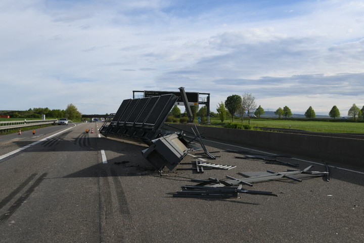 Die Schilderbrücke krachte auf die komplette Fahrbahn der A5 herab.