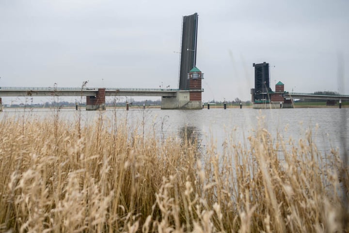 Ein Blick auf die hochgeklappte Jann-Berghaus-Brücke über der Ems.