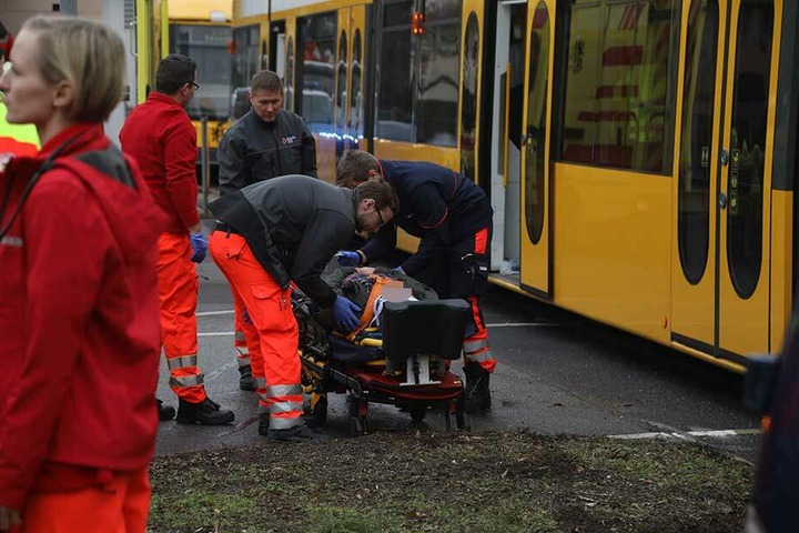 Rettungskräfte bei der Versorgung eines Verletzten.