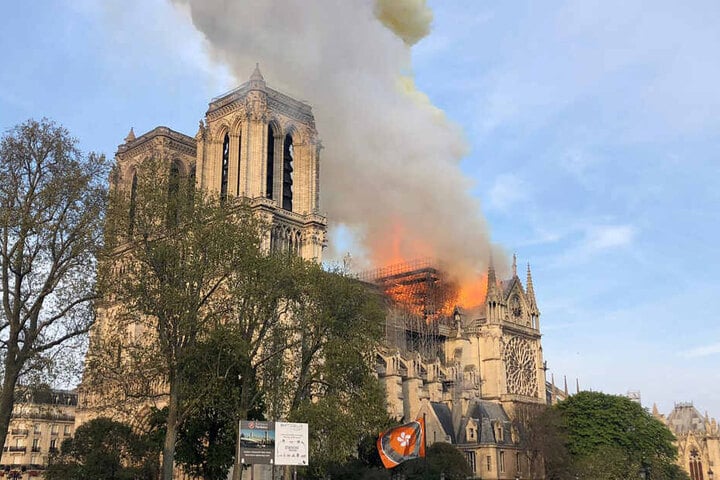 Der gesamte Dachstuhl stehe in Flammen.