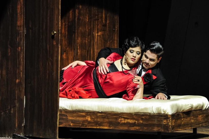 Die beschwipste Tante (Sampaguita Mönck) geht auf Tuchfühlung mit Latin-Lover Adolpho (Till Kleine-Möller)