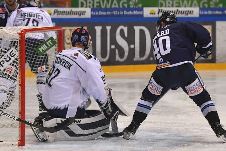 Auch wenn Nick Huard (rechts) hier den Puck im Tor unterbringt, führte die Pleite gegen Kassel den Trainerwechsel herbei.