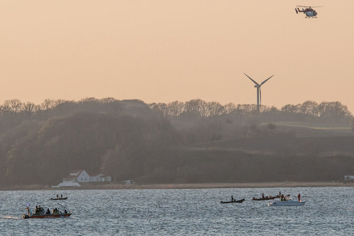 Zahlreiche Boote und ein Hubschrauber suchten die Flensburger Förde nach dem Mann ab.