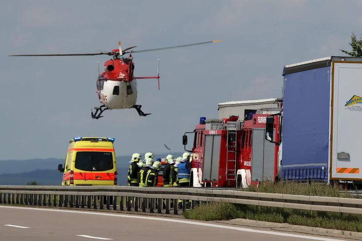Auch ein Rettungshubschrauber war an der Unfallstelle auf der A38 im Einsatz