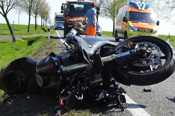 Der junge Biker übersah den vor ihm haltenden Transporter und raste in ihn.