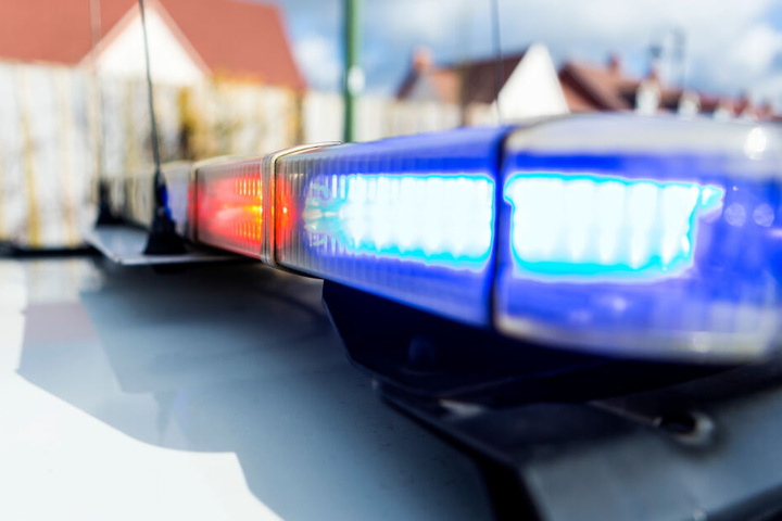 Ein Polizeiauto hat das Blaulicht eingeschaltet.