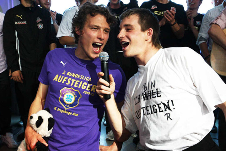2010 stieg Aue nach einem 2:1 gegen Braunschweig in die 2. Bundesliga auf. Hier singt Martin Männel (r.) zusammen mit Marc Hensel.