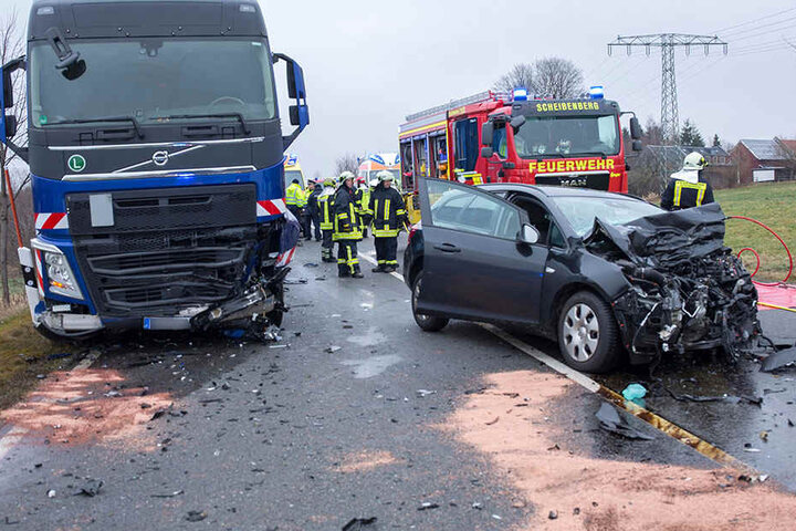 Das Auto stieß zuerst gegen einen Laster, prallte später in einen Kleintransporter.