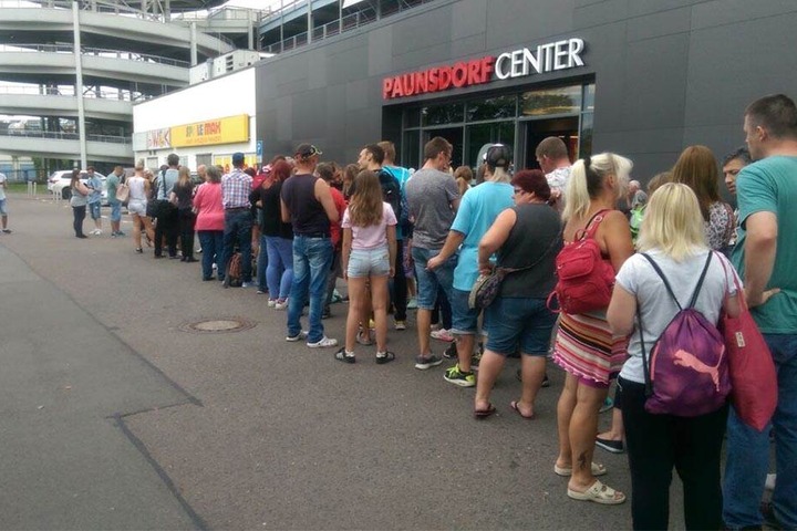 Die Schlange reichte bis vor die Tür des Paunsdorf Centers.