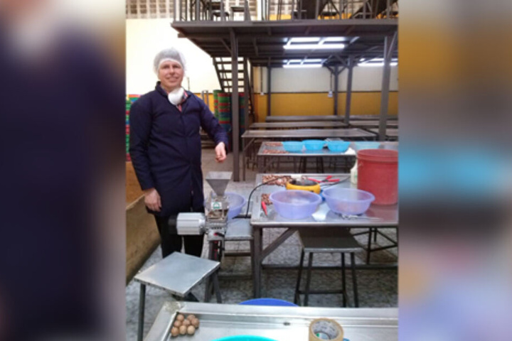 Matthias Kröger (51) auf seiner Forschungsreise in Kenia, hier an der Universität in Voi.
