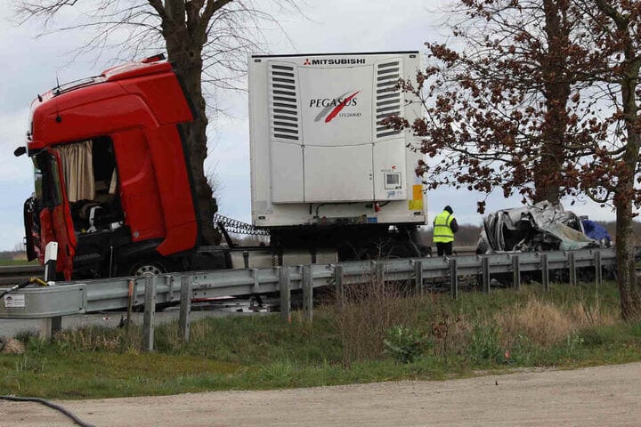 Der Lkw und das Auto wurden bei dem Unfall stark beschädigt.