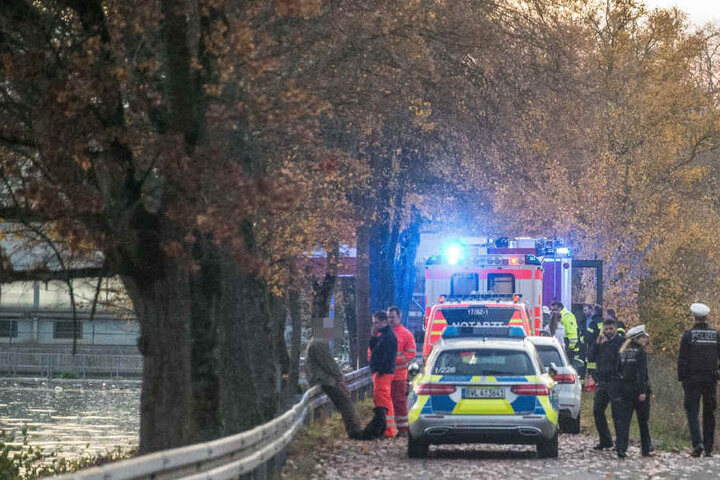 Die Rettungskräfte zogen eine Person aus dem Neckar, die wohl noch am Ort des Geschehens starb.