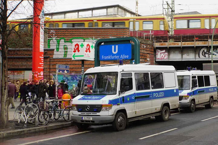 Im U-Bahnhof Frankfurter Alle kam es am Mittwochmittag zu einer Messerstecherei.