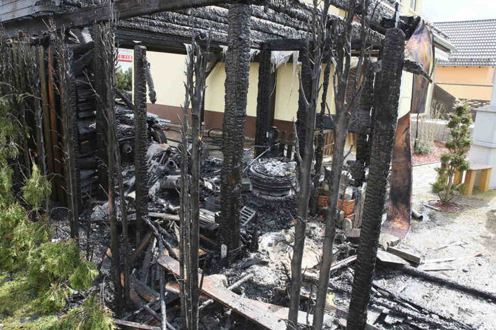 Die Flammen griffen auf das Carport über.