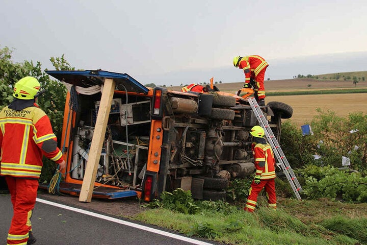 Die Feuerwehr sicherte den Unfallort und konnte den Fahrer des Fahrzeugs bergen.