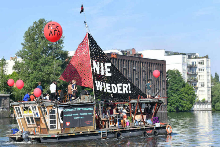 Eines der Protestboote auf dem Weg zum Hauptbahnhof.