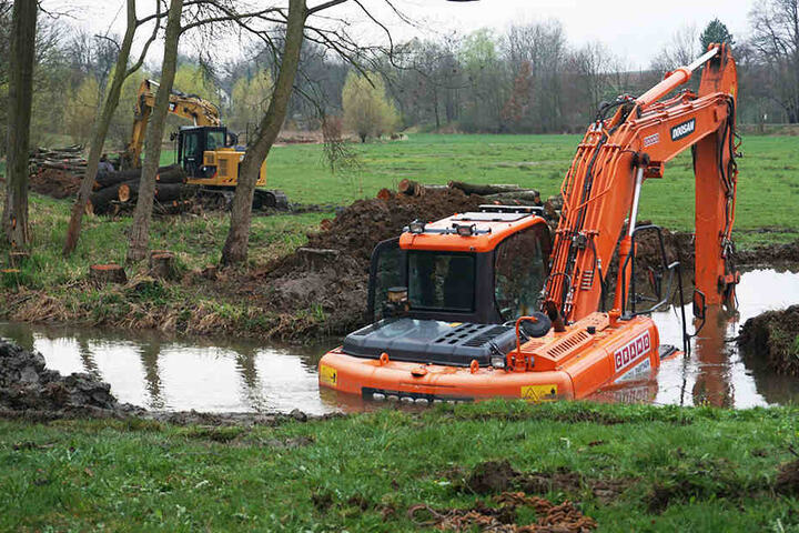 Kameraden der Feuerwehr mussten eine Ölsperre bauen, um Umweltschäden zu verhindern.