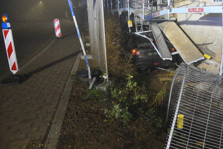 Das Auto fuhr in das Gerüst herein.