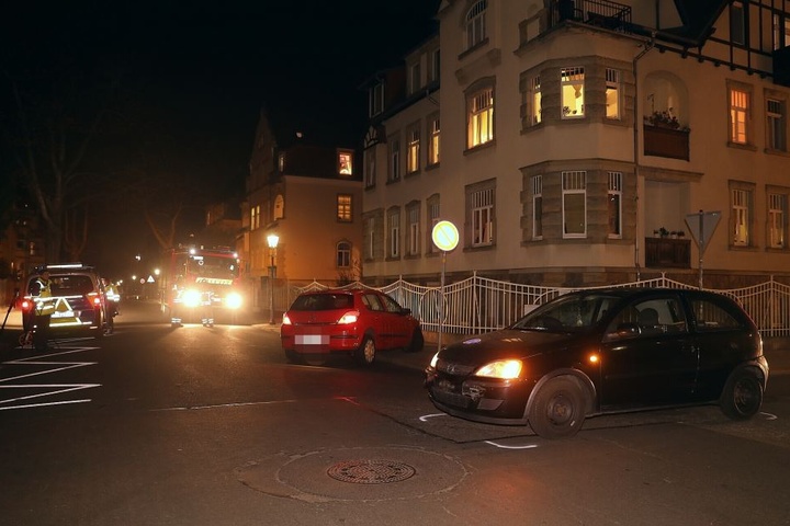 Die Feuerwehr rückte das Auto wieder auf alle vier Räder.