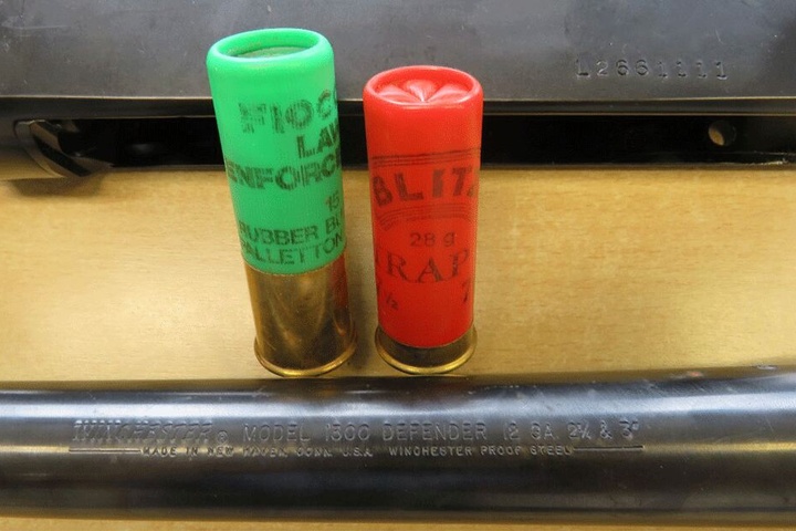 Nahaufnahme der zur Waffe zugehörigen Patronen.