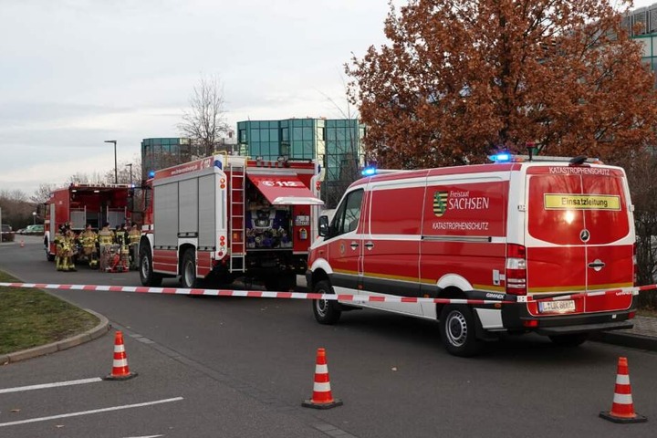 Zahlreiche Feuerwehren aus der Stadt und dem Landkreis Leipzig sind im Einsatz.