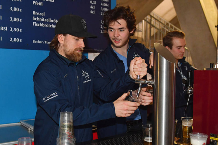 René Kramer (l.) schenkte den Fans Bier ein.