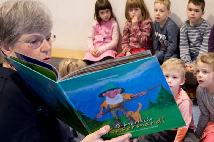 Trotz kritisierter Vernachlässigung: In vielen Kindergärten in Bayern lernen die Kleinen noch Bairisch. (Archivbild)