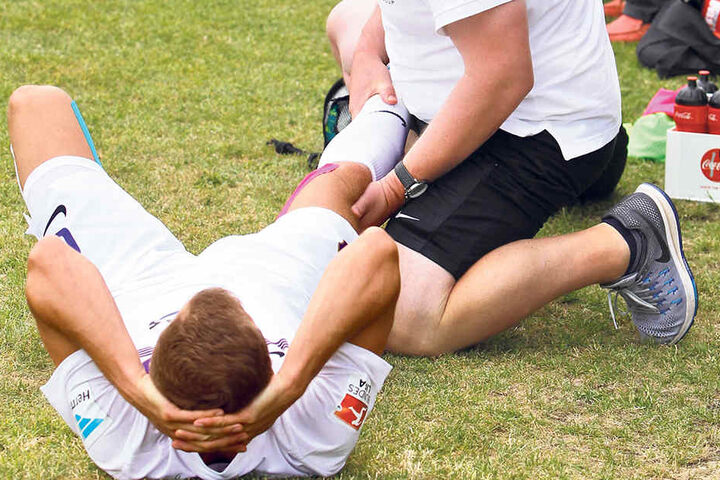 Physio Frank Schubert kümmerte sich sofort um Nicky Adler.
