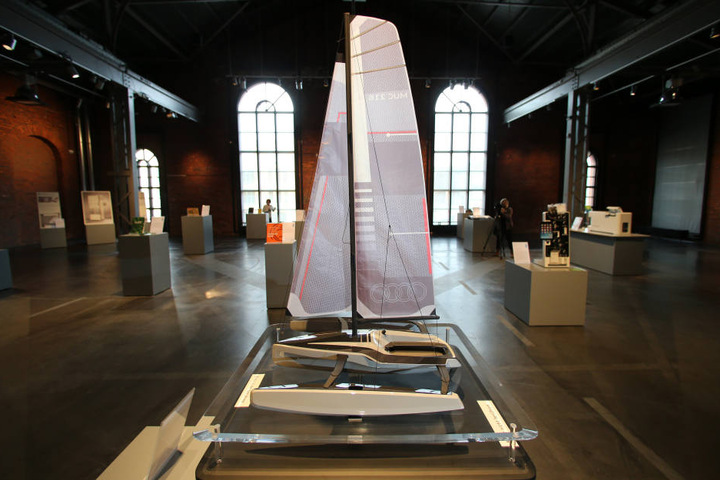 Design-Preis-Exponate wie das Modell des Trimarans "Audi Tri", ein mit hydraulischen Segeln ausgestattetes Segelboot, sind bis zum 23. April im Chemnitzer Industriemuseum zu sehen.
